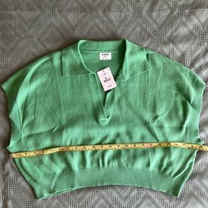 Cotton On NWT green cropped women’s top v-neck pullover with collar, size large.